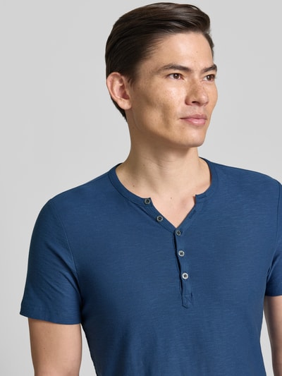 Mannelijk model draagt T-Shirt met V-hals en knoopsluiting van MCNEAL, regular fit, zuiver katoen, blauwe kleur, borst detailopname.