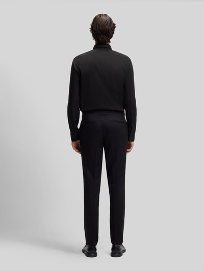 Männermodel trägt Slim Fit Freizeithemd aus Baumwoll-Mix Modell 'ERMO' von HUGO in Schwarz, Ganzkörperansicht Rückansicht.