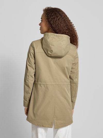 Vrouwenmodel draagt Regular Fit Parka met tunnelkoord model 'LOUISE' van Only, effen beige, langarm, klepzakken, capuchon, rugzicht, Ganzkörperansicht Rückansicht.