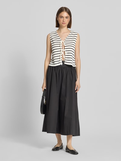 Frauenmodel trägt Regular Fit Weste mit Baumwoll-Anteil Modell 'EVA LIFE' von Only, Allover-Muster, V-Ausschnitt, Strick, Ganzkörperansicht von vorne.