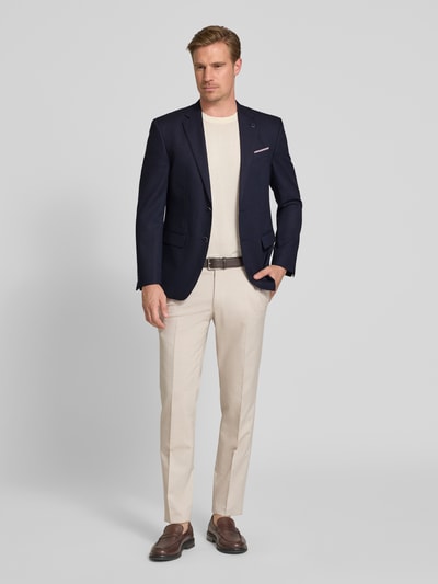 Männermodel trägt Slim Fit 2-Knopf-Sakko mit Pattentaschen von HECHTER PARIS, dunkelblauer Material-Mix mit Schurwoll-Anteil, Ganzkörperansicht von vorne