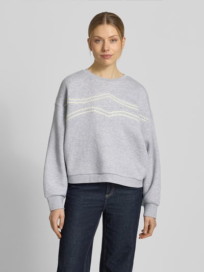 Frauenmodel trägt Oversized Sweatshirt mit Rundhalsausschnitt von Lanius aus Baumwoll-Material-Mix mit Label-Stitching, grau, Ganzkörperansicht von vorne.