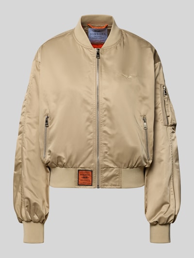 Produktfoto, bomberjack 'Bomberjacke mit Reißverschlusstasche am Ärmel' van Original Bombers, beige, los model, opstaande kraag, ritssluiting, ritszak op de mouw, gestikt logo, zij-steekzakken met drukknoopsluiting, labelpatch, elastische boorden, ruglengte maat S 49 cm, schouderbreedte maat S 50 cm, borstwijdte maat S 58 cm, mouwlengte maat S 61 cm