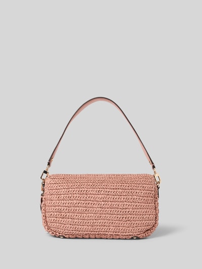 Produktfoto, Shoulder Bag in Flecht-Optik Modell 'OFELIA' von Guess, rosa, strukturierte Oberfläche, Überschlag, goldfarbenes Logo, Kontext: damska Shoulder Bag, główna komora z klapką, odpinany pasek na ramię, pleciona faktura, detal z logo, zapięcie magnetyczne, wewnętrzny zamek, szerokość w rozmiarze 1: 28 cm, długość w rozmiarze 1: 16 cm, głębokość w rozmiarze 1: 6 cm, długość paska: 130 cm.