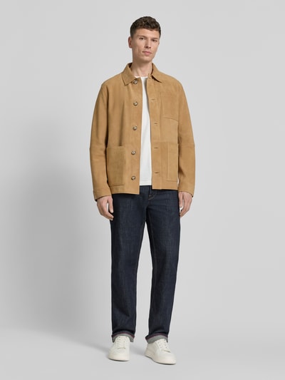 Männermodel trägt Lederjacke mit knoopsluiting en opgestikte zakken van schapenleer, regular fit, platte kraag, Manuel Ritz, Ganzkörperansicht von vorne.