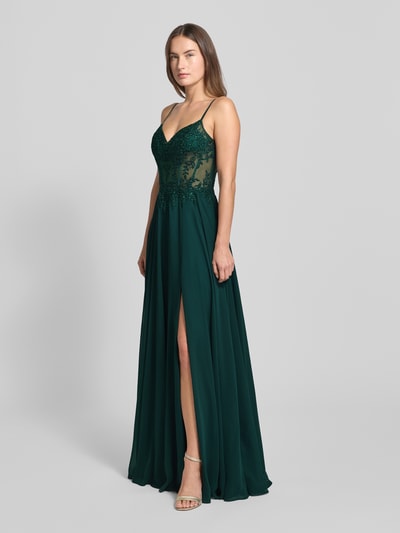 Frauenmodel trägt Regular Fit Abendkleid mit floralem Spitzenbesatz von Luxuar, dunkelgrün, semitransparent, Spaghettiträger, Ganzkörperansicht von vorne.