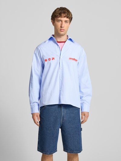 ANOTHER COTTON LAB Regular Fit Freizeithemd mit Label-Prints und Haifischkragen Hellblau 4