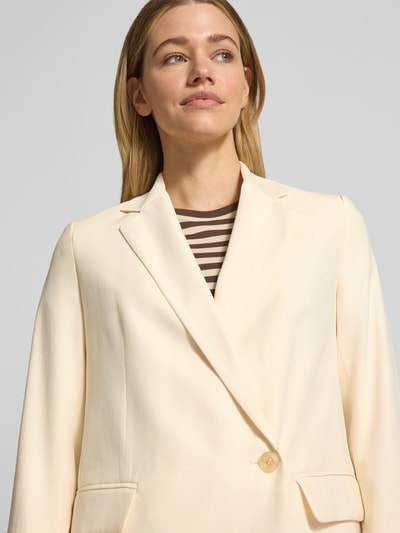 Frauenmodel trägt Relaxed Fit Blazer aus Viskose-Mix mit Pattentaschen von Jake*s Collection, cremefarben, Reverskragen, Nahaufnahme Oberkörper. Rückenlänge 69 cm, Brustweite 48 cm, Ärmellänge 64 cm, Größe 36.
