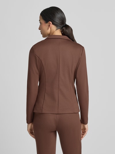 Frauenmodel trägt Blazer mit Viskose-Anteil Modell 'Kate' von ICHI in Braun, taillierte Passform, glatte Textur, Ganzkörperansicht Rückansicht. Damen Blazer, elastischer Material-Mix, Reverskragen, Paspeltaschen, Rückenlänge 59 cm, Brustweite 45 cm, Ärmellänge 55 cm.