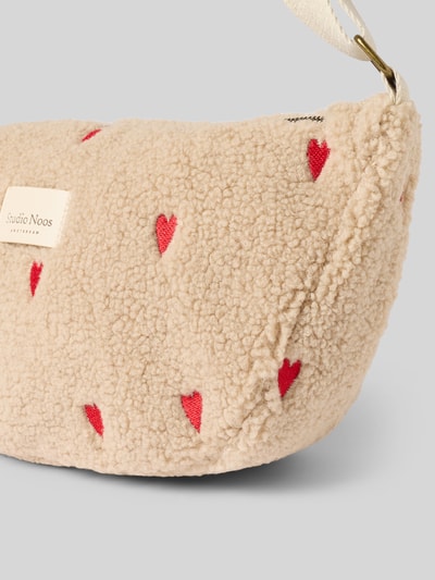 Productfoto, Shoulder Bag aus Teddyfell van Studio Noos met hoofvak met ritssluiting, verstelbare schouderband, teddybont, logopatch, beige met rode harten, zachte textuur