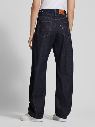 Vrouwenmodel draagt Barrel Fit Jeans met steekzakken van Levi's®, donkerblauw katoen, recht model, volledige lichaamsaanzicht achteraan.