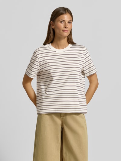 Frauenmodel trägt Boxy Fit T-Shirt aus reiner Baumwolle Modell 'ESSENTIAL' von Selected, beige mit feinen Streifen, Damen T-Shirt, Ganzkörperansicht von vorne.