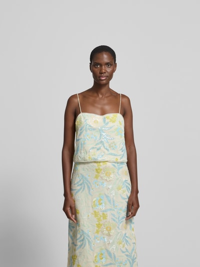 Frauenmodel trägt Top mit Allover-Paillettenbesatz von BAUM & PFERDGARTEN im floralen Design, Elastischer-Material-Mix, Regular-Fit, Spaghetti-Träger, zarte Pastellfarben, Rückenlänge bei Größe S: 25 cm, Nahaufnahme Oberkörper.