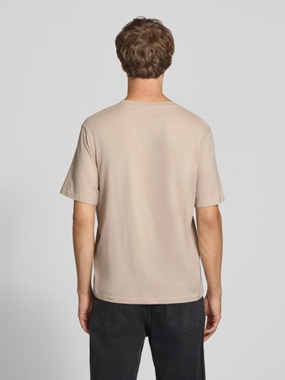Männermodel trägt Regular Fit T-Shirt aus reiner Baumwolle Modell 'Denver' von JACK & JONES in Beige, Rückenansicht, Kontext: Logo-Print, Rückenlänge bei Größe M 69 cm.