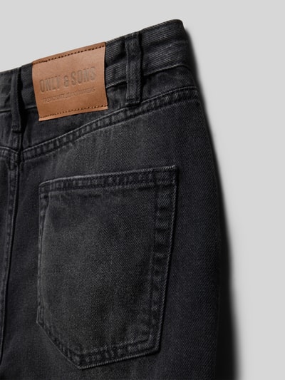 Productfoto, Relaxed Fit Jeansshorts uit puur katoen model 'CARL' van Only & Sons, zwarte denimlook met labelpatch, 5-pocketmodel