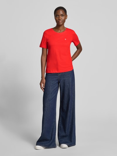 Frauenmodel trägt Damen T-Shirt mit Motiv-Stitching und Rundhalsausschnitt von Christian Berg Woman in Rot, Reine Baumwolle, Regular-Fit, Rückenlänge bei Größe S 59 cm, Ganzkörperansicht von vorne.