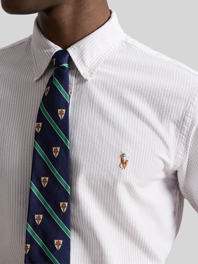 Männermodel trägt Custom Fit Freizeithemd aus reiner Baumwolle von Polo Ralph Lauren, weiß-grau gestreift, Nahaufnahme Oberkörper. Herren Freizeithemd von Polo Ralph Lauren