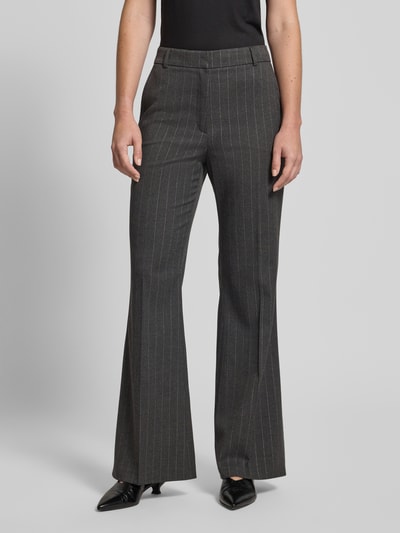 Kobiece modelka nosi Anzughose mit Lurex Nadelstreifen - curated by Isabelle Hartmann von Style Icon Collection, szara w paski, flared fit, czysta wiskoza, prasowane kanty, paspeliowane kieszenie, zapięcie na hak i zamek, widok całej sylwetki z przodu.