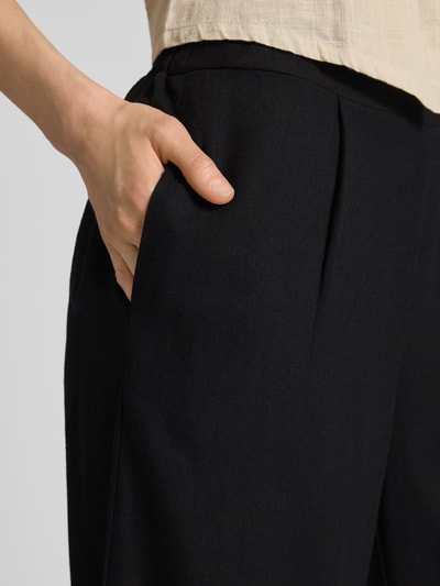 Kobiece modelka nosi Regular Fit Culotte aus Viskose-Leinen-Mix Modell 'MYMILO' von Vero Moda, czarny, gładki, flammgarn, boczne kieszenie, częściowo elastyczny pas, krój regular fit, zbliżenie na biodra