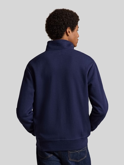 Männermodel trägt Relaxed Fit Sweatjacke aus Baumwoll-Mix von Polo Ralph Lauren in Dunkelblau mit glatter Textur, Ganzkörperansicht Rückansicht. Herren Sweatjacke von Polo Ralph Lauren.