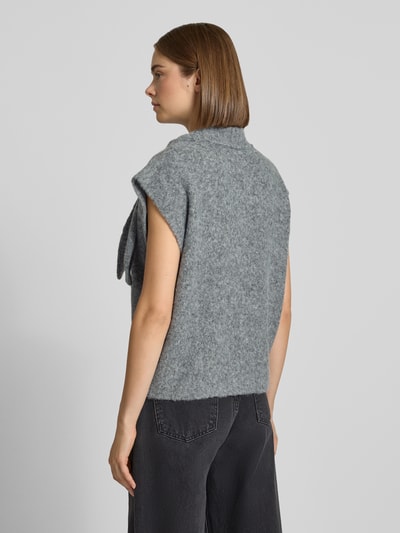 Frauenmodel trägt graues Regular Fit T-Shirt mit Woll-Anteil Modell 'Cassi' von Topshop, Strick-Optik, kurzärmelig, Stehkragen, Rückenlänge 54 cm, Ganzkörperansicht Rückansicht.
