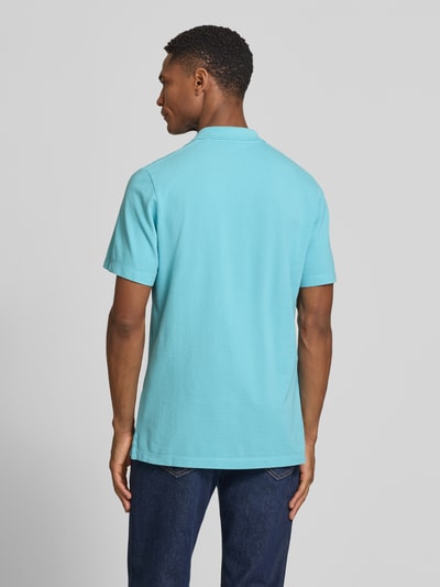 Männermodel trägt Regular Fit Poloshirt aus reiner Baumwolle von s.Oliver RED LABEL, türkis, Piqué, unifarben, Ganzkörperansicht Rückansicht.