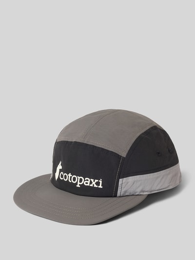 Produktfoto, 5-Panel Hat mit Logo-Print Modell 'Tech' von Cotopaxi, graue und schwarze Colourblock-Optik, Logo-Patch, strukturierte Baumwolle