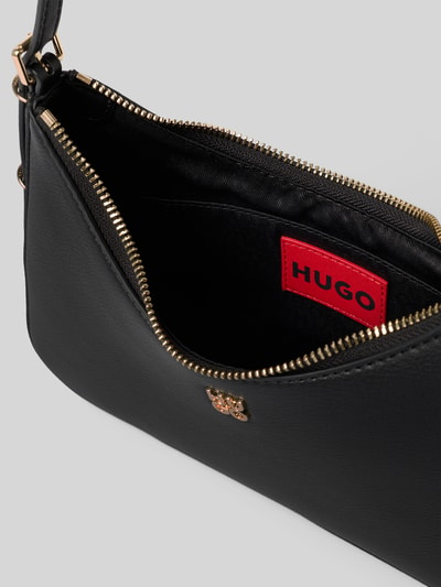 Produktfoto, Henkeltasche in Lederoptik Modell 'NEEKO' von HUGO in Schwarz, Metallapplikation, Reißverschluss, Hauptfach mit Einschubfach, unifarben