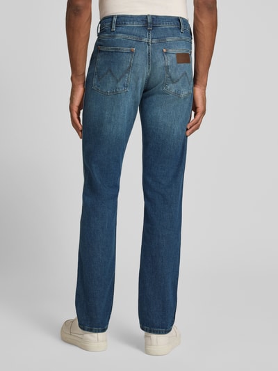 Männermodel trägt Straight Fit Jeans im 5-Pocket-Design Modell 'Greensboro' von Wrangler, Baumwoll-Mix, Gerader-Schnitt, Rückansicht Ganzkörperansicht.