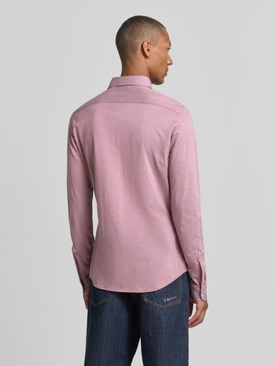 Männermodel trägt slim fit vrijetijdsoverhemd van katoen model 'Mysoft_2' van BOSS Orange in lichtroze kleur, Ganzkörperansicht Rückansicht.