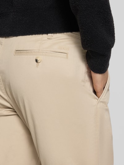 Männermodel trägt Straight Fit Chino mit Gesäßtaschen von MCNEAL, beiger Baumwoll-Mix, Gesäßtaschen, Eingrifftaschen, Nahaufnahme Rückansicht.
