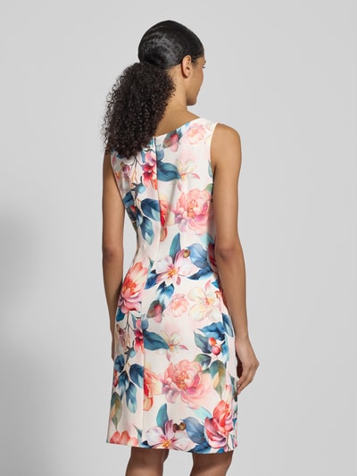 Männermodel trägt Knielanges Cocktailkleid in Wickel-Optik von Vera Mont, materiał z domieszką stretchu, A-linia, długość do kolan, wzór na całej powierzchni, dekolt okrągły, długość tyłu w rozmiarze 36: 90 cm, szerokość w rozmiarze 36: 41 cm, kolorowe wzory kwiatowe na jasnym tle, widok całej sylwetki z tyłu.
