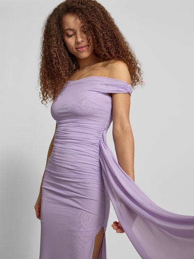 Vrouwenmodel draagt Maxikleid met Drapierungen Modell 'LAYANA' van Bardot in lila, asymmetrisch design, aansluitende fit, materiaalmix met stretch. Detailopname bovenlichaam.