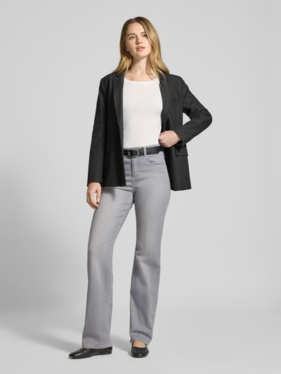 Frauenmodel trägt Straight Fit Jeans im 5-Pocket-Design Modell 'Lara' von Angels, Baumwoll-Mix mit Stretch-Anteil, graue Farbe, Knopf- und Reißverschluss, Bundweite 39 cm, Innenbeinlänge 78 cm, Ganzkörperansicht von vorne.