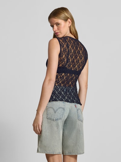 Männermodel trägt Top in Dunkelblau mit transparentem Muster, runde Form, strukturierte Textur, Slim Fit Top mit asymmetrischem Bund Modell 'LIVA' von ONLY, Damen Top, Ganzkörperansicht Rückansicht