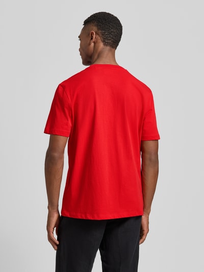 Męski model nosi Regular Fit T-Shirt aus reiner Baumwolle Modell 'DERO222' von HUGO, jednolity, czerwony, bawełniany jersey, widok na całą sylwetkę z tyłu.