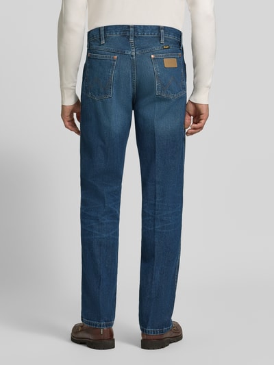 Mężczyzna nosi jeansy Straight Fit Jeans aus reiner Baumwolle Modell '13MWZ Cowboy' od Wrangler, ciemnoniebieski denim, Ganzkörperansicht Rückansicht, Herren Straight Fit Jeans von Wrangler.
