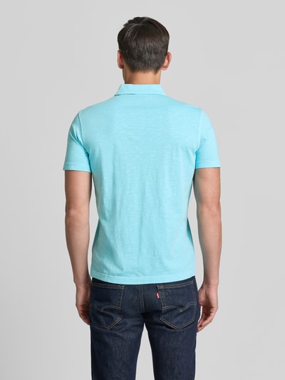 Männermodel trägt Regular Fit Poloshirt mit Brusttasche von Lerros in Hellblau, reine Baumwolle, Logo-Stitching, Rückenlänge 66 cm, Ganzkörperansicht Rückansicht.