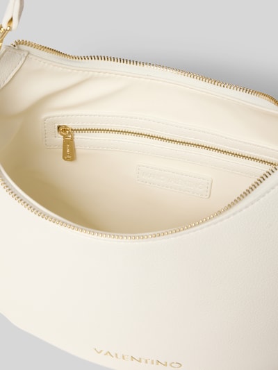 Produktfoto, Shoulder Bag in Leder-Optik Modell 'RYTA' von VALENTINO BAGS in Creme mit goldfarbenem Reißverschluss und Logo, Detailaufnahme, Hauptfach mit Reißverschluss, abnehmbarer Schulterriemen, Maße 26x24x10 cm, Länge Schulterriemen 108 cm