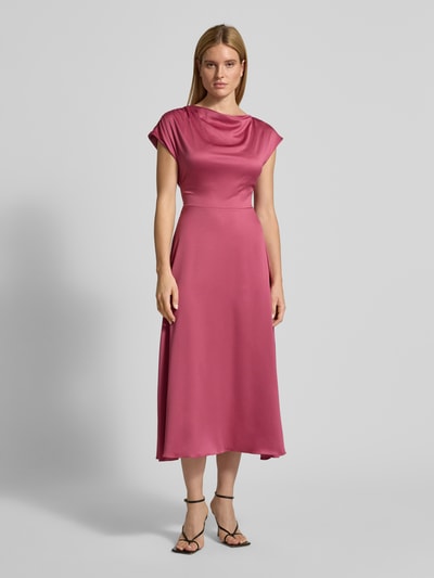 Modelka kobieca ma na sobie Relaxed Fit Midikleid mit Stoffband od Christian Berg Cocktail, satyna, prosty dekolt, krótkie rękawy, pasek, długość tyłu w rozmiarze 36: 126 cm, szerokość w rozmiarze 36: 47 cm, widok całej sylwetki z przodu.