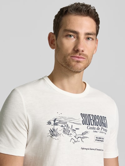 Męski model nosi Regular Fit T-Shirt aus reiner Baumwolle von s.Oliver RED LABEL, efekt: jednolity kolor, krój regular fit, nadruk z motywem, rękaw: krótki rękaw, bawełna; zbliżenie na górną część ciała