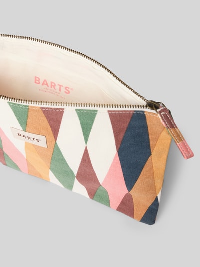Produktfoto, bunte Clutch mit Logo-Patch Modell 'Juno' von Barts, aus Baumwolle mit Reißverschluss, geometrisches Muster, Hauptfach sichtbar