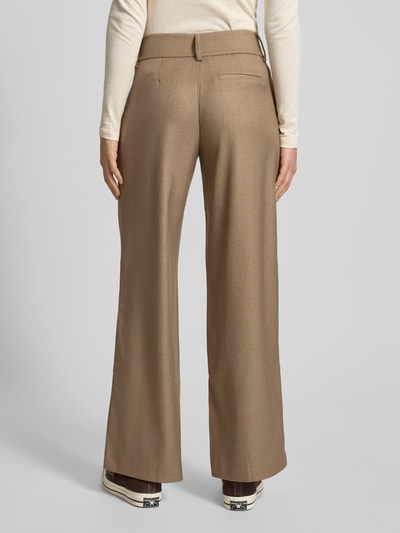 Frauenmodel trägt Stoffhose mit Gesäßtasche von Gina Tricot, Material-Mix mit Viskose-Anteil, lockerer Schnitt, Ganzkörperansicht Rückansicht.