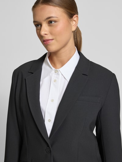 Frauenmodel trägt Blazer mit Pattentaschen Modell 'RITA' von SELECTED FEMME, Unifarbenes-Design, Reverskragen, Knopfverschluss, Nahaufnahme Oberkörper.