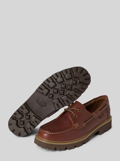 Produktfoto, braune Bootsschuhe aus beschichtetem Leder Modell 'Cleyhill' von Clarks mit abgerundeter Form, Schnürung, profilierter Sohle und sichtbarem Label-Detail, Herrenschuh, strukturierte Textur, Absatzhöhe 4 cm, Schafthöhe 7 cm, Schaftweite 12 cm.