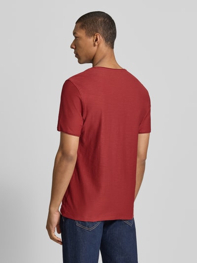 Mężczyzna nosi T-Shirt mit geripptem Rundhalsausschnitt von MCNEAL, krój regular fit, kolor czerwony, długość tyłu w rozmiarze M: 65 cm, całopostaciowy widok z tyłu