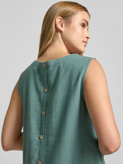 Vrouwenmodel draagt Knielanges Kleid aus Leinen-Viskose-Mix Modell 'LAVA' van FREE/QUENT in groen, rechte snit en knielang, mix van linnen en viscose, detailopname rugaanzicht.
