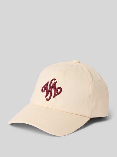 Produktfoto, Basecap mit Label-Stitching Modell 'melvin club' von VARLEY aus reiner Baumwolle, beige mit rotem Sticklogo, sichtbarer verstärkter Schirm, verstellbarer Riegel und eingestickte Luftlöcher, strukturierte Oberfläche.
