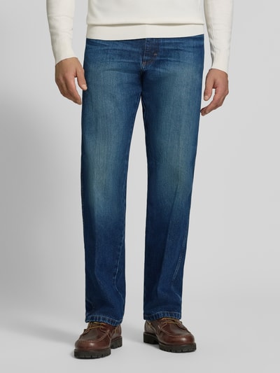 Mężczyzna nosi jeansy Straight Fit Jeans aus reiner Baumwolle Modell '13MWZ Cowboy' od Wrangler w kolorze niebieskiego denimu, surowa bawełna, produkt męski, kontekst: Herren Straight Fit Jeans von Wrangler, całkowity widok z przodu.