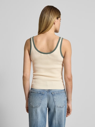 Frauenmodel trägt Slim Fit Tank Top aus Viskose-Mix Modell 'Bardot' von Vero Moda in Optik: Unifarben, Rippstrick, Ganzkörperansicht Rückansicht.